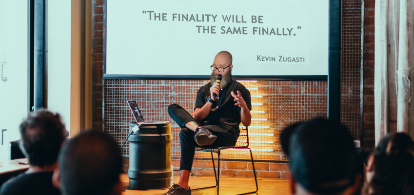 un homme qui donne une conference